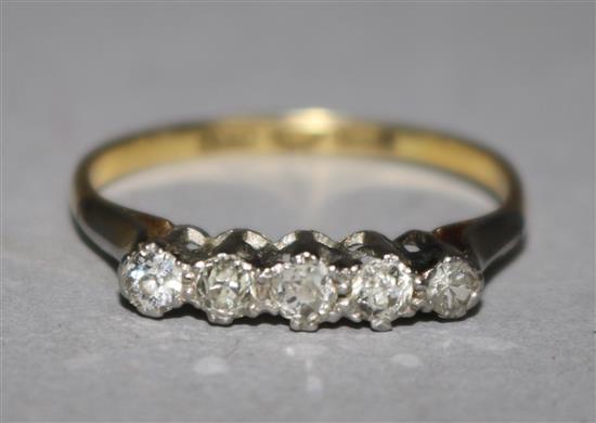 An 18ct gold and graduated five stone diamond ring, size M.